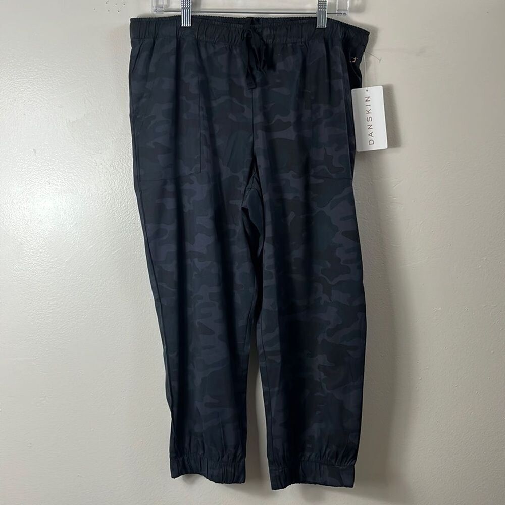 Danskin Black Camo Print Woven Cropped Jogger with Stretch Women’s size L